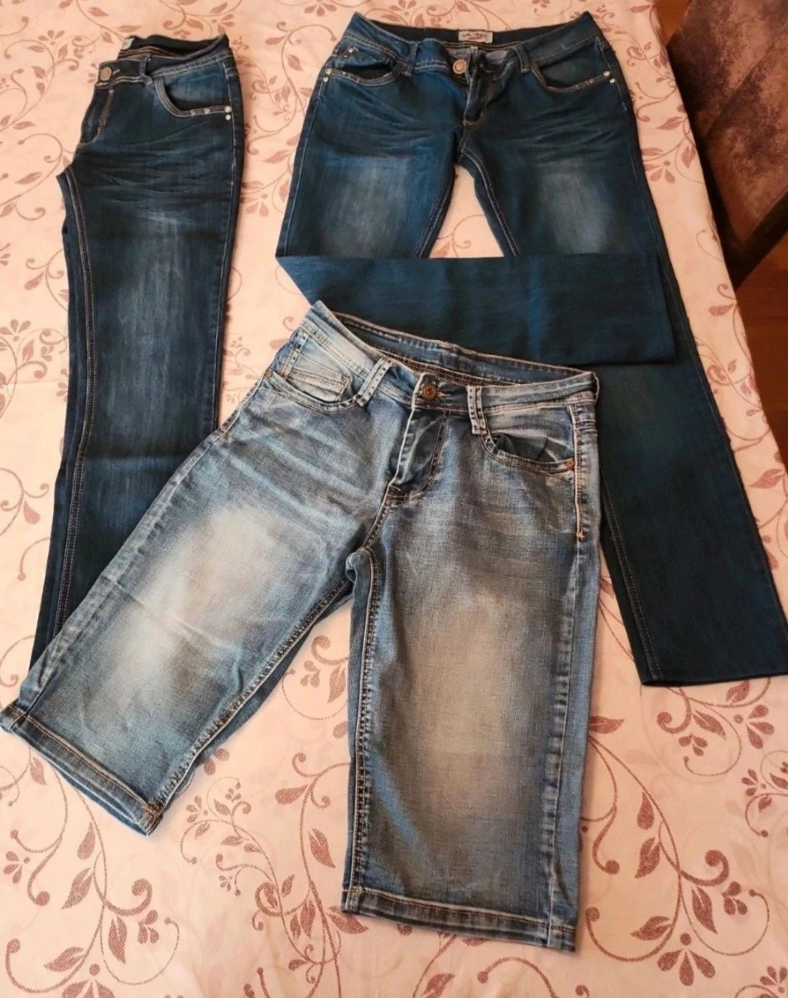 🙂 Lot 2 jeans et un short bermuda 38